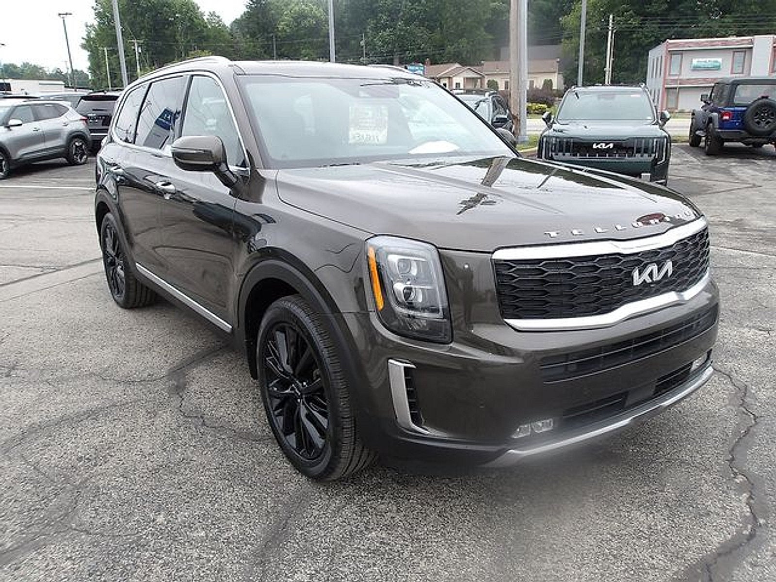 2022 Kia Telluride SX in Dark Moss — front three-quarter view